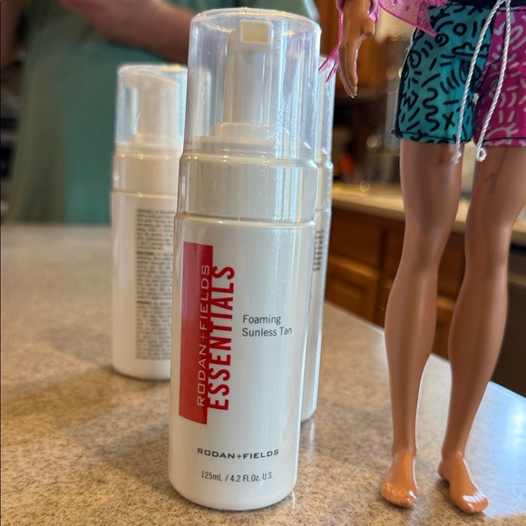 Rodan + Fields Essentials Foaming Sunless Tan - White 4.2 oz - Picture 1 of 6